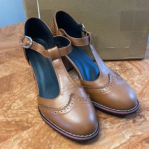 NIB    BUTITI | Caramel Brogue-Stitch T-Strap Pump   ZL840